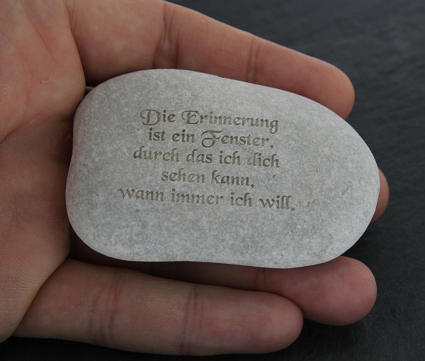 Stein in der Hand