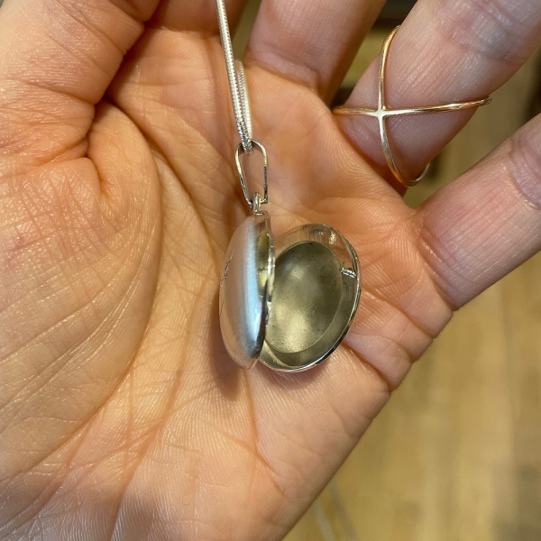 Medaillon Kolibri mit Kette, geöffnet