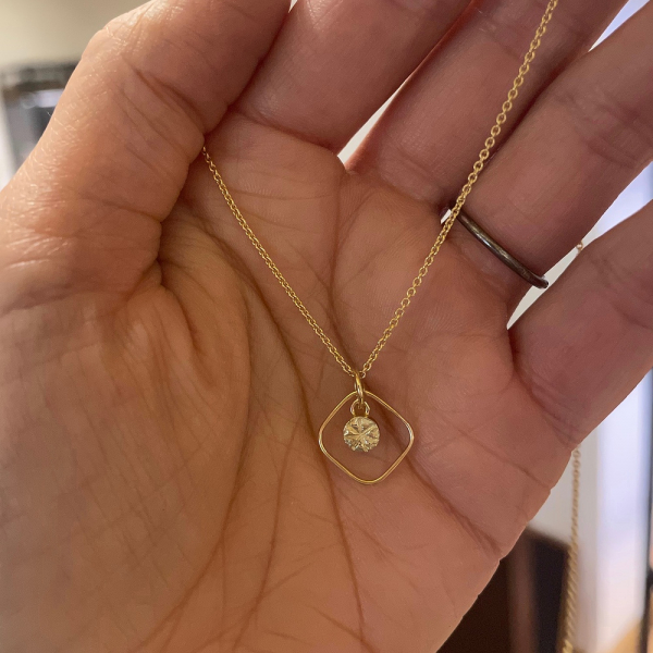 Anhänger mit Mohnstempel aus Gold mit goldener Ankerkette