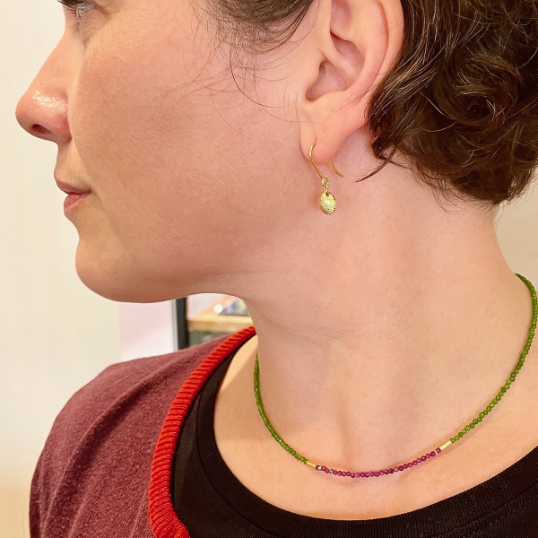 Edelsteinkette mit Rubin und Chromdiopsid, getragen