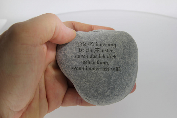 Die Erinnerung dunkler Stein