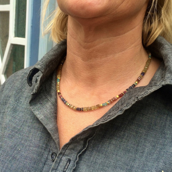 Edelsteinkette bunt am Hals