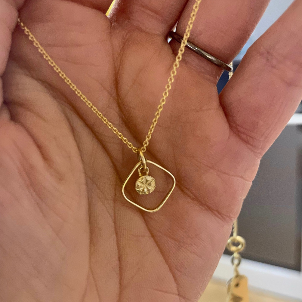 Anhänger mit Mohnstempel aus Gold mit goldener Ankerkette seitlich