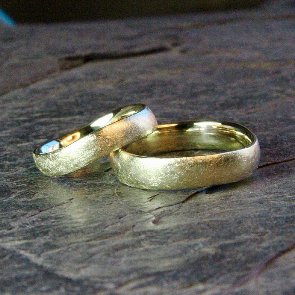 Sinus Trauringe in Gelbgold mit eismatter Oberfläche