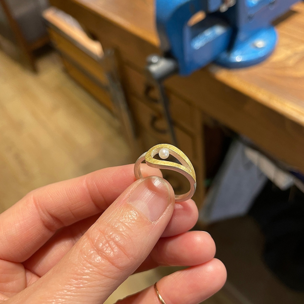 Ring aus Silber und Gold mit Perle