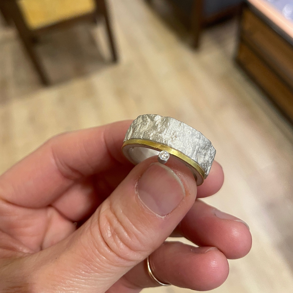 Ring aus Silber und Gold mit Brillant