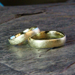 Sinus Trauringe in Gelbgold mit eismatter Oberfläche