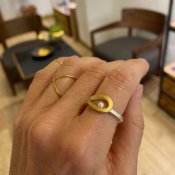 Ring aus Silber und Gold mit Perle, getragen